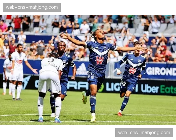 里昂vs摩纳哥比赛因球迷闯入场地中断十分钟 里昂vs摩纳哥比赛因球迷闯入场地中断十分钟